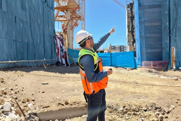 Supervisor de obra revisando el avance del proyecto en terreno