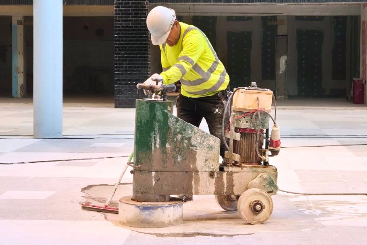 Trabajador realizando faenas en obra de construcción
