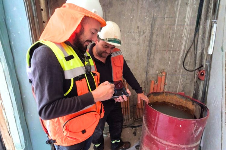 Equipo en obra usando ConProjecto desde una tablet